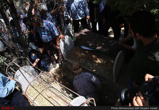 مراسم تشییع و خاکسپاری جانباختگان حادثه اتوبوس در سنندج