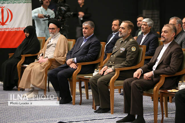 دیدار رئیس‌جمهور و اعضای هیئت دولت با حضرت آیت‌الله خامنه‌ای رهبر �