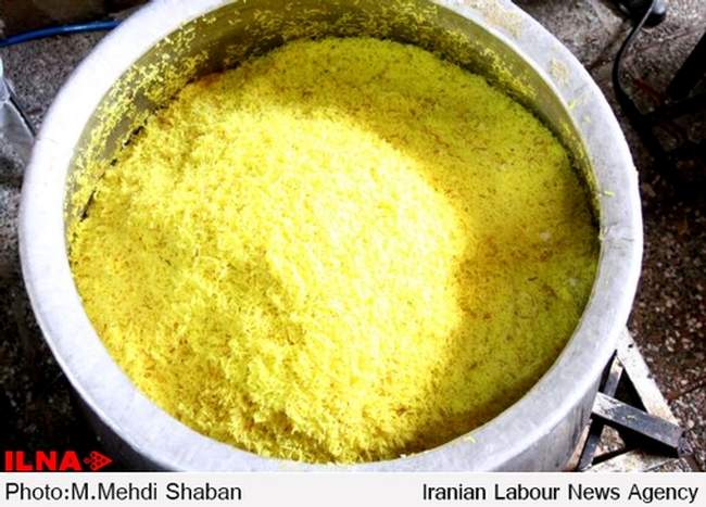 توزیع نذورات در هیات های مذهبی شیراز