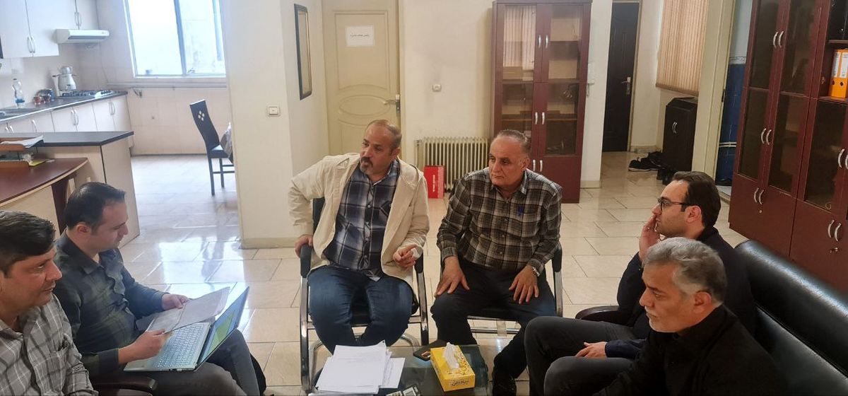 تصویری از جلسه‌ی نمایندگان کارگری قبل از ورود به مذاکرات مزدی شورایعالی کار 
