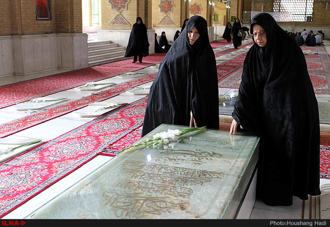 تجدید میثاق جمعی از کارگران با شهدای 7 تیر
