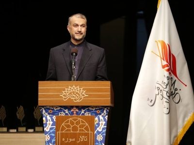 تاکید سردار سلیمانی بر اهمیت رسانه در مذاکره سه‌جانبه ایران،‌عراق و آمریکا/ اولین ویژگی مکتب سلیمانی ترسیم دکترین مقاومت هست