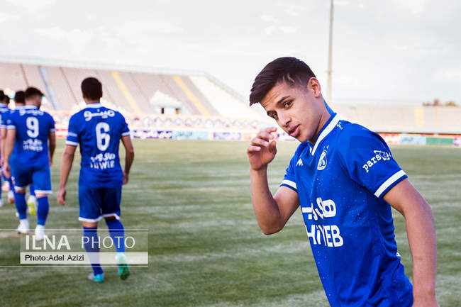 دیدار تیمهای فوتبال آلومینیوم اراک و استقلال تهران