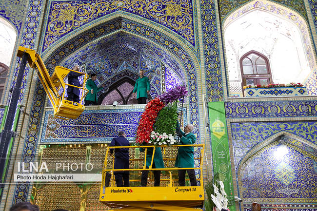 تعویض گل‌های ضریح حضرت امام رضا (ع)