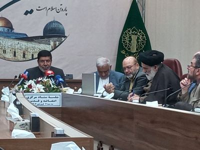  شاهد هستیم برخی خائنین در امت اسلامی و امت عربی به صهیونیست ها کمک کردند