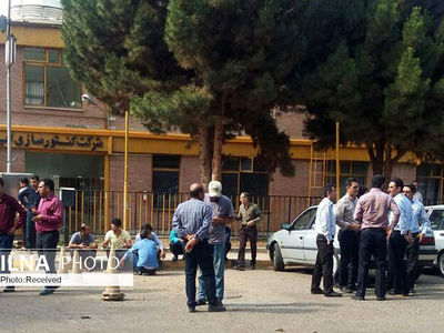 تجمع کارگران کنتورسازی قزوین در اعتراض به ممانعت از حضورشان در کارخانه