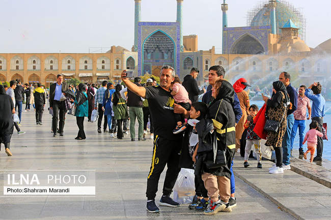 نقش جهان مملو از مسافران نوروزی