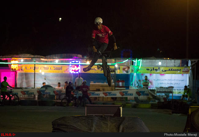 اجرای حرکات نمایشی تاپ رایدر در پارک ملت شهر کرد