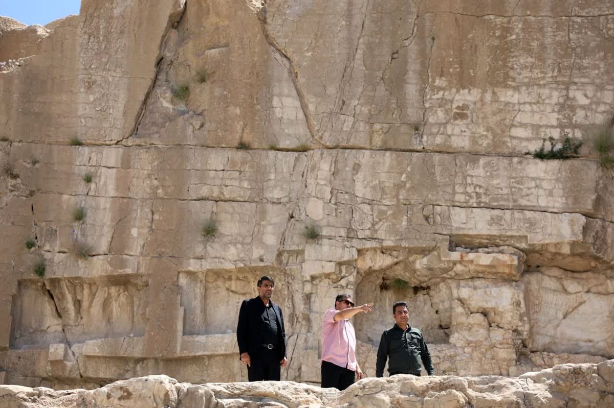 نورپردازی ایوان هخامنشی قدمگاه  در ارسنجان 