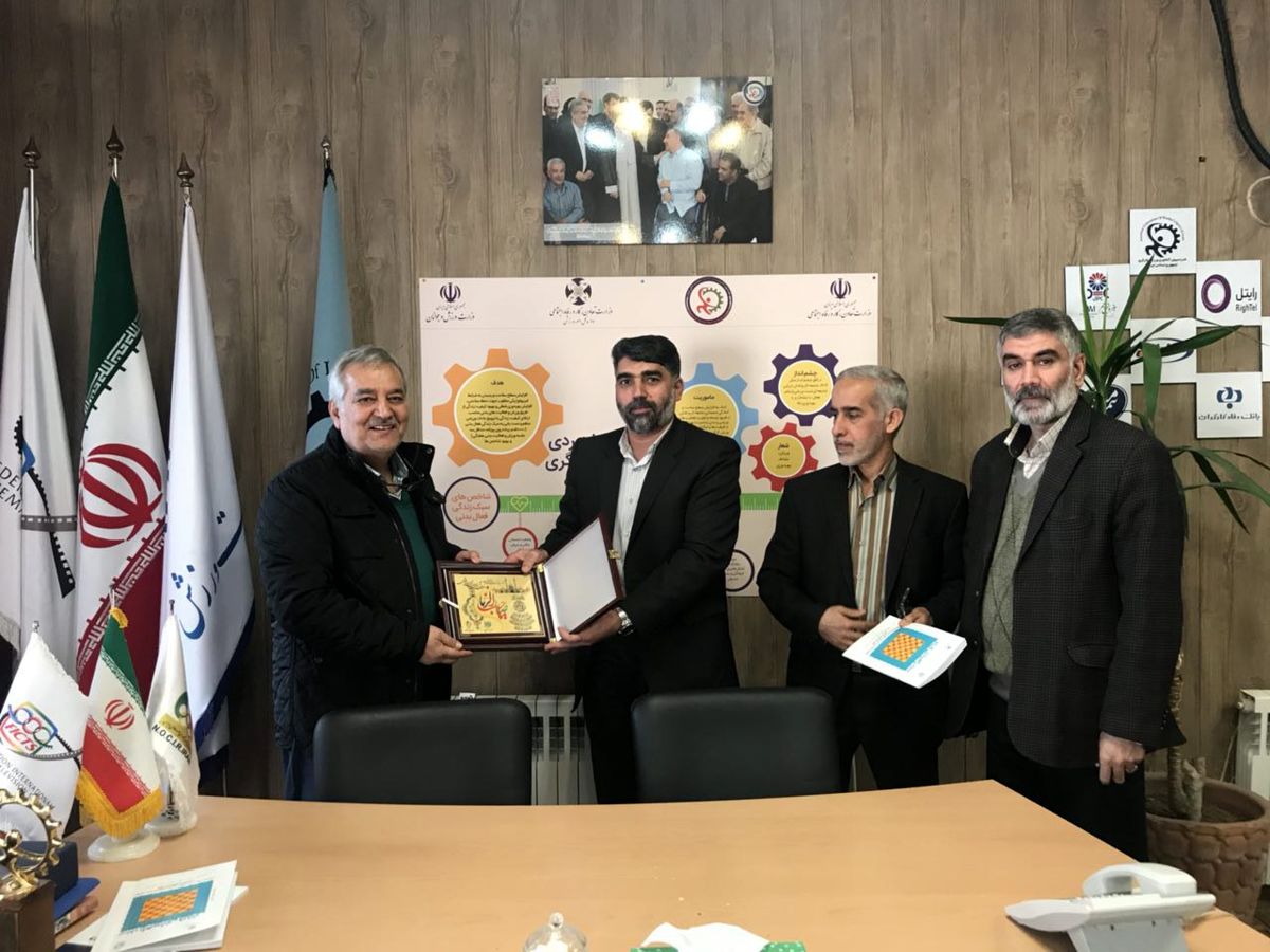 بسیجیان کارگر در میدان ورزش کارگری رقابت می کنند
