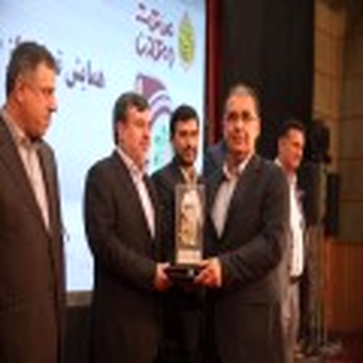 تقدیر از مدیرعامل فولاد هرمزگان در همایش روز صنعت و‌ معدن