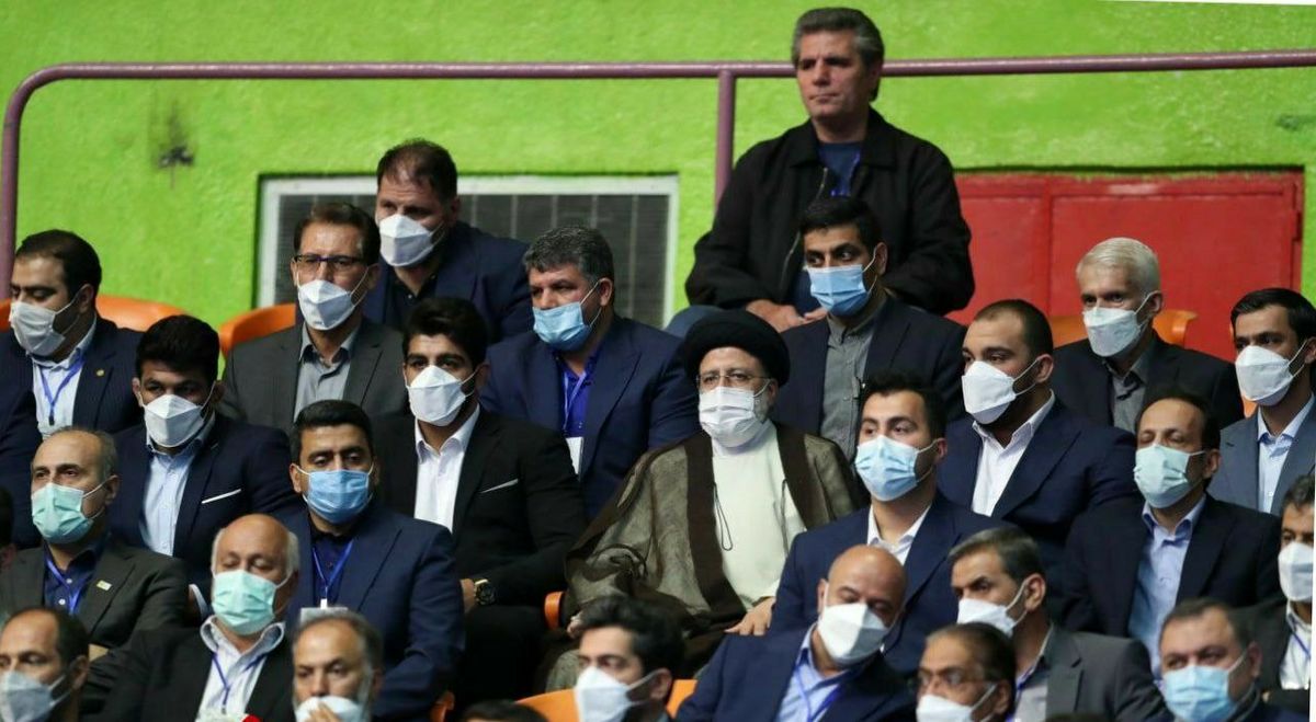 ویدیو: رئیس جمهور بازوبند پهلوانی را به صادق زاده اهدا کرد