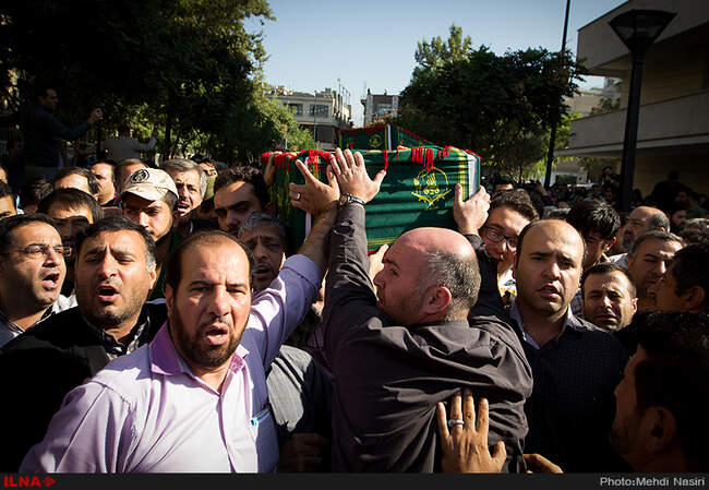 تشییع پیکردوتن از شهدای مدافع حرم در بازار تهران