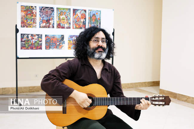 نمایشگاه «صلح» در فین؛ پوسترهای آذرخش فراهانی روی دیوار فرهنگ