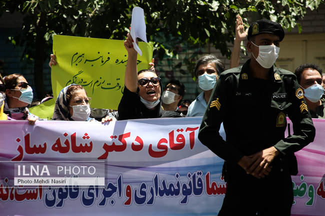 تجمع اعتراضی کلینیک‌ها و انجمن‌های ترک اعتیاد در مقابل سازمان و غذا