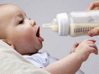 عوارض غذا دادن زودهنگام به کودک 