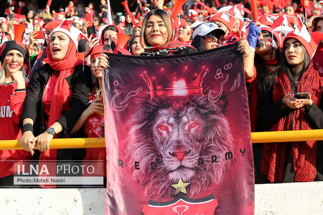 تصاویری از اولین حضور بانوان پرپسولیسی در لیگ برتر فوتبال در ورزشگاه