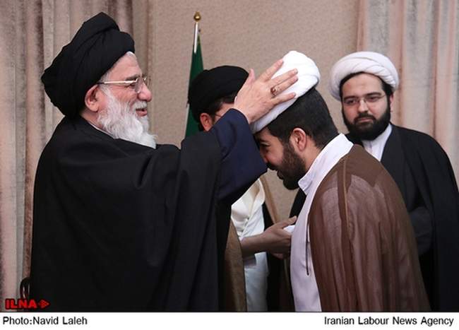 مراسم عمامه‌گذاری جمعی از طلاب حوزه‌های علمیه کشور