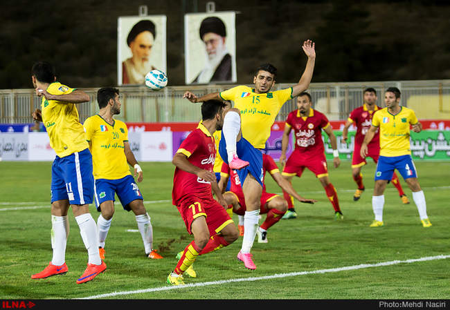 مسابقه فوتبال بین دوتیم نفت تهران و صنعت نفت آبادان