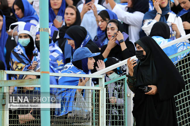 تصاویری از اولین حضور بانوان در لیگ برتر فوتبال  در ورزشگاه آزادی