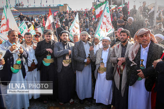 اقامه نماز بر پیکر رهبر شهید انقلاب با حضور جمعی از مسئولان، کارگزار�