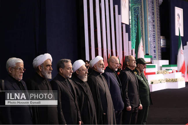 ادای احترام سران قوا و مسئولان نظام به پیکر آقای شهید ایران