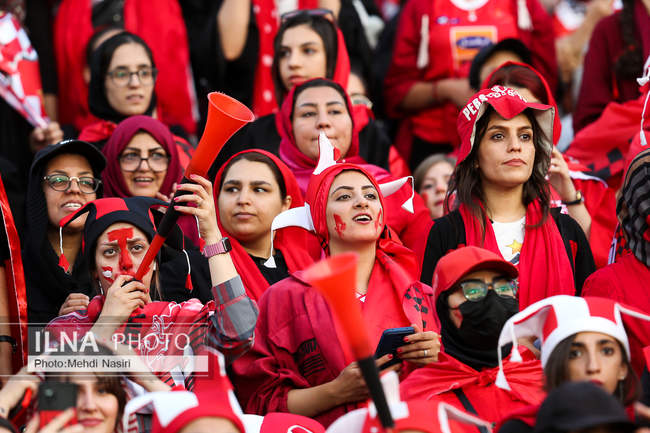 تصاویری از اولین حضور بانوان پرپسولیسی در لیگ برتر فوتبال در ورزشگاه