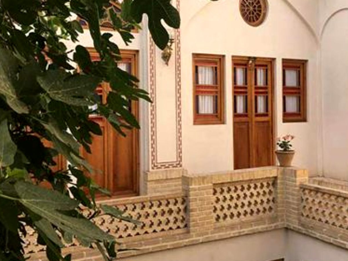 اولین اقامتگاه سنتی در شهر کاشمر مجوز فعالیت دریافت کرد