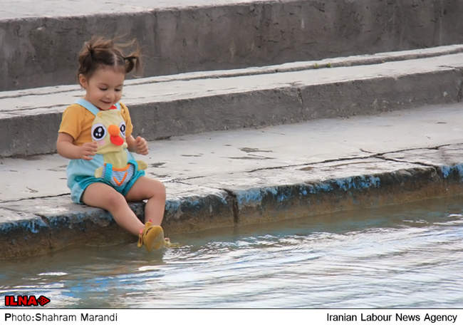  آب‌ بازی کودکان در میدان امام اصفهان