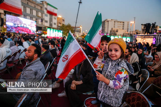 رونمایی از مجسمه «زانو زنندگان برابر ایران»