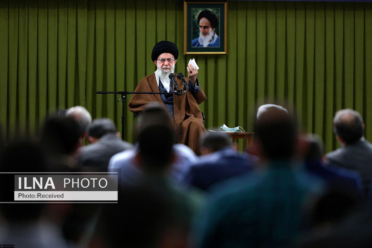 رهبر انقلاب انگشتر خود را به کارگری هدیه دادند