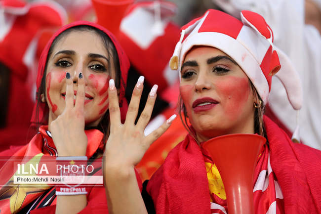 تصاویری از اولین حضور بانوان پرپسولیسی در لیگ برتر فوتبال در ورزشگاه