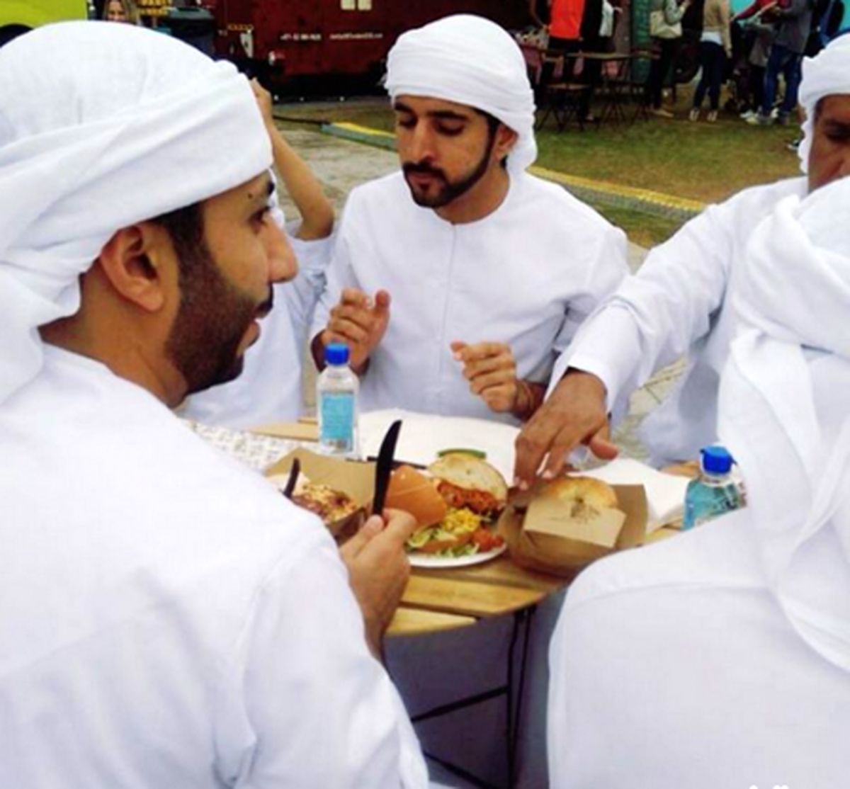 پسر حاکم دبی و همبرگر طلای او(عکس)