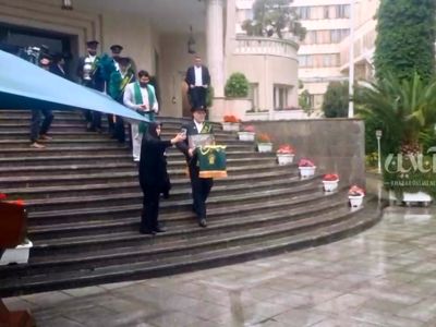 حضور خادمان حرم حضرت معصومه در حیاط دولت به مناسبت ایام دهه کرامت + فیلم