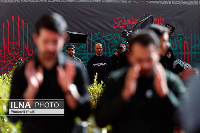 اقامه نماز بر پیکر رهبر شهید انقلاب در مصلای تهران / 7