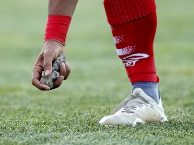 اصفهانیان: شرایط ادامه بازی فراهم نبود و پرسپولیسی‌ها امکان بازگشت به زمین نداشتند/ حرکت عالیشاه اشتباه بود ولی او سنگ از کجا آورد که پرتاب کند؟/ باید برخورد جدی شود تا دیگر شاهد چنین اتفاقاتی نباشیم