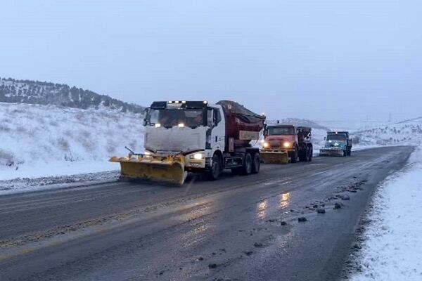 تردد در محورهای مواصلاتی اردبیل با زنجیر چرخ و تجهیزات زمستانی امکانپذیر است تردد در محورهای مواصلاتی اردبیل با زنجیر چرخ و تجهیزات زمستانی امکانپذیر است