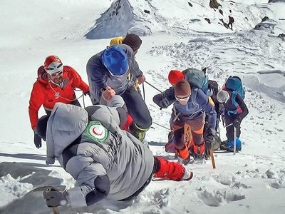 نجات کوهنورد گرفتار در قله کوه لجور شهرستان شازند 