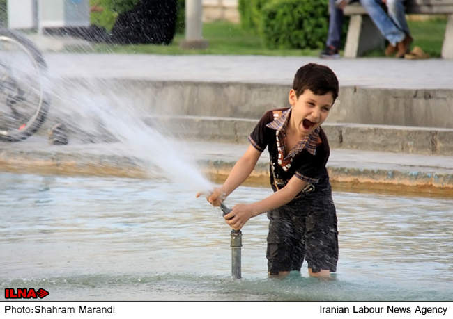  آب‌ بازی کودکان در میدان امام اصفهان