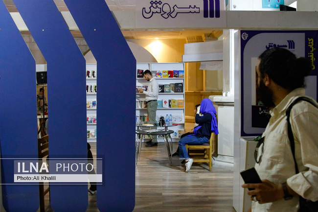 بازدید معاون اول رئیس‌جمهور از نمایشگاه کتاب تهران
