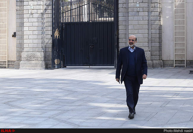 اعضای هیات دولت در حیاط پاستور