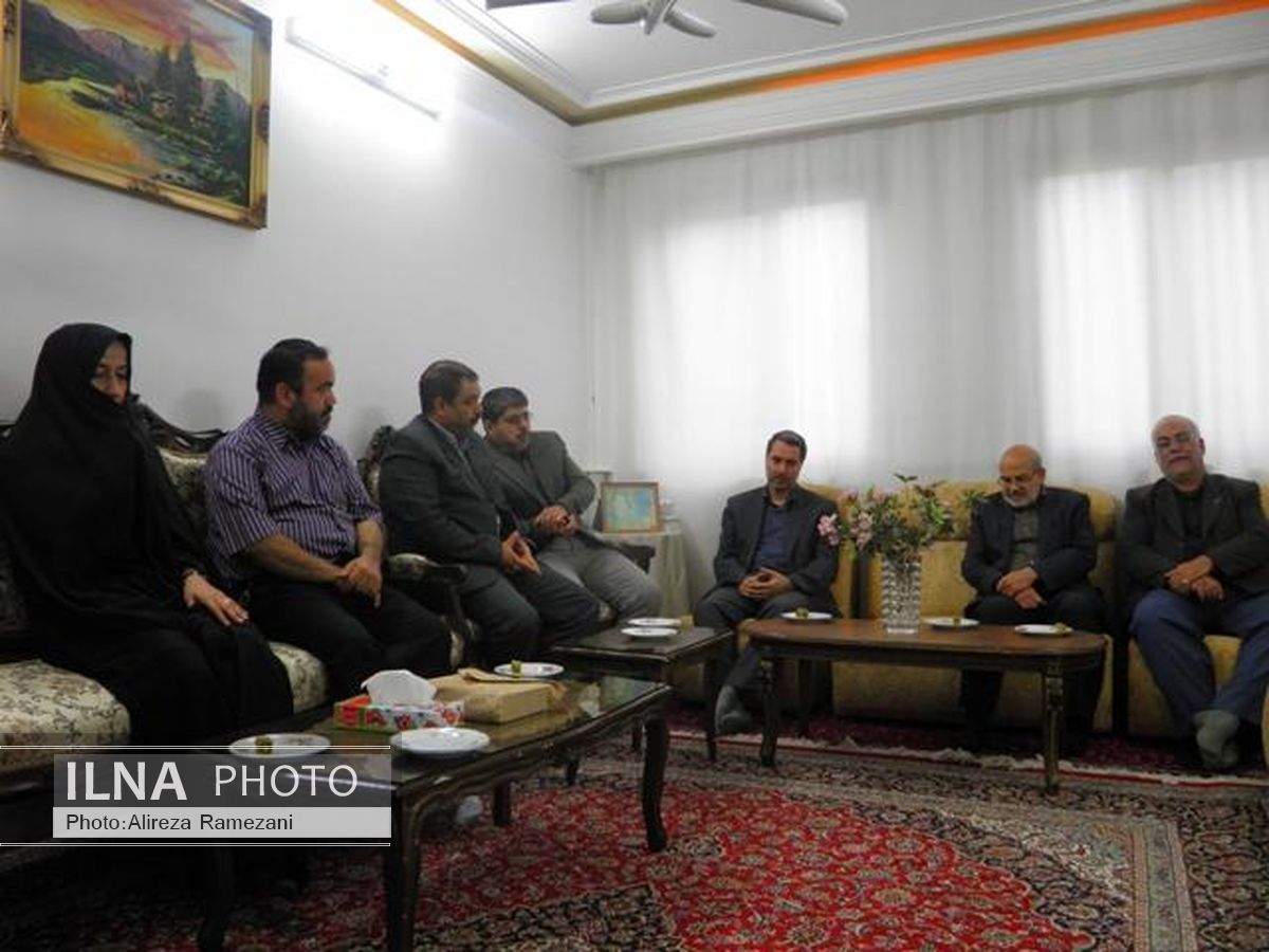 مدیرکل بهزیستی اصفهان با خانواده شهید غواص لسان در کاشان دیدار کرد 
