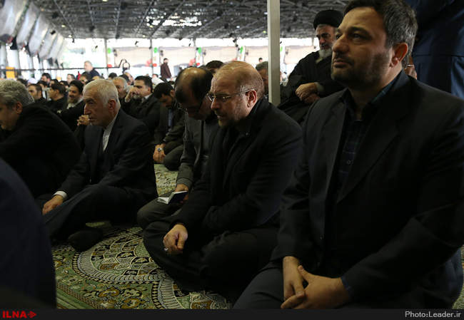 اقامه نماز توسط رهبر انقلاب بر پیکر حجت‌الاسلام والمسلمین هاشمی رفس