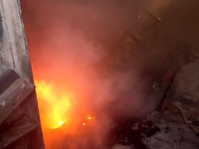 مهار آتش‌ در کارگاه‌های مبل‌سازی در اسلامشهر/ مصدومیت یک آتش‌نشان