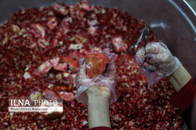 آماده سازی و اهدای بسته های یلدایی به کودکان کار
