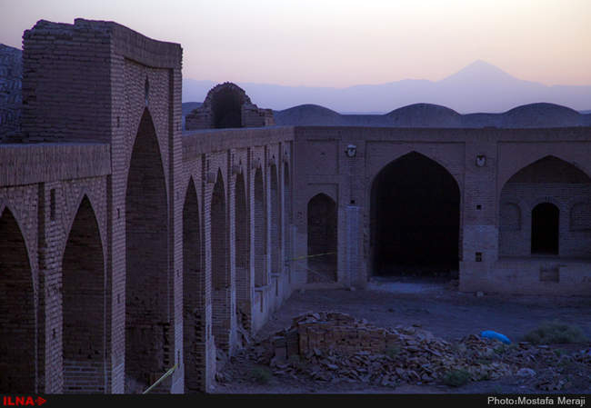 نمای شبانه کاروانسرای دیر گچین، بزرگترین کاروانسرای خشتی گچی ایران 