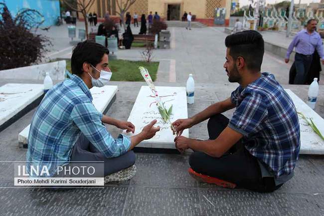 غبار روبی و گل افشانی گلستان شهدای اصفهان