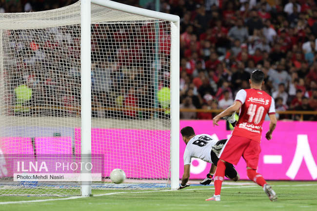 دیدار تیمهای فوتبال پرسپولیس تهران و صنعت نفت آبادان