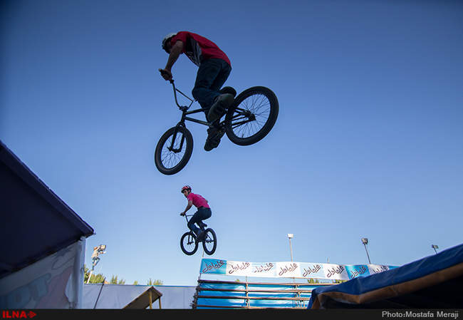 اجرای حرکات نمایشی تاپ رایدر در پارک ملت شهر کرد