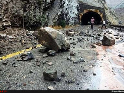 مسدود شدن محور کندوان به علت ریزش کوه